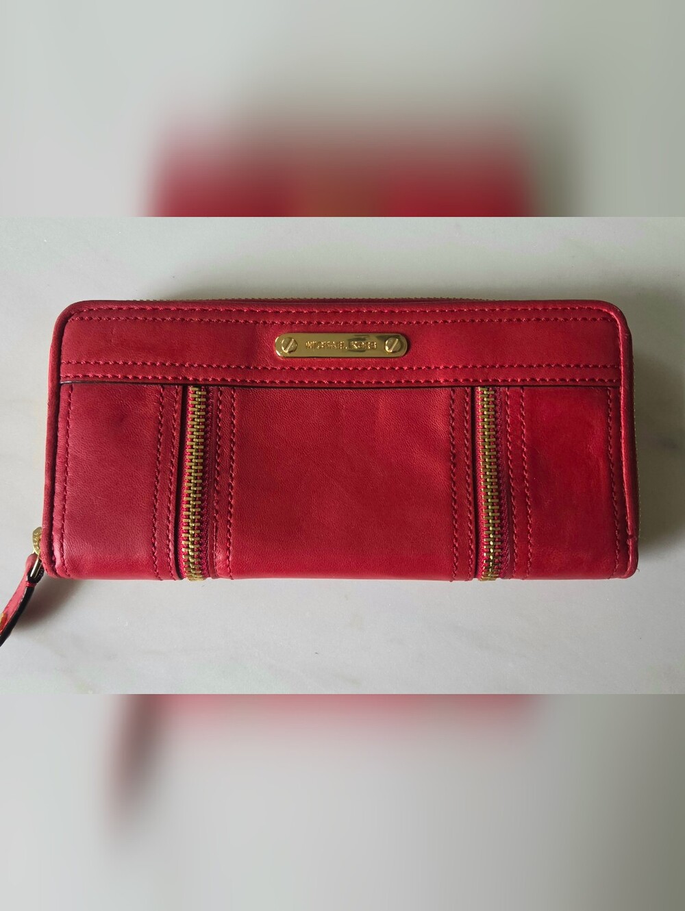 Michael Kors Moxley continental zip-around wallet in red leather. Beautiful Cond